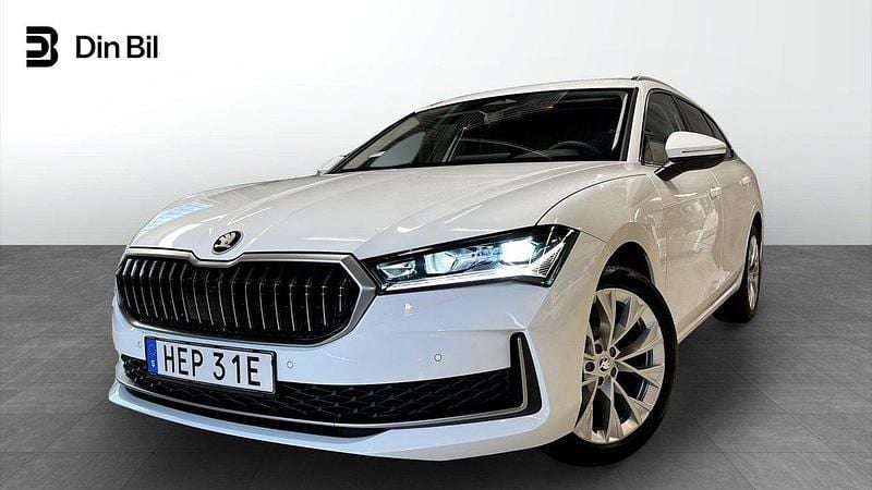 Vit Ny 2024 Skoda Superb Selection Kombi | 399 900 kr (Marknadspris) - Bild 1/4