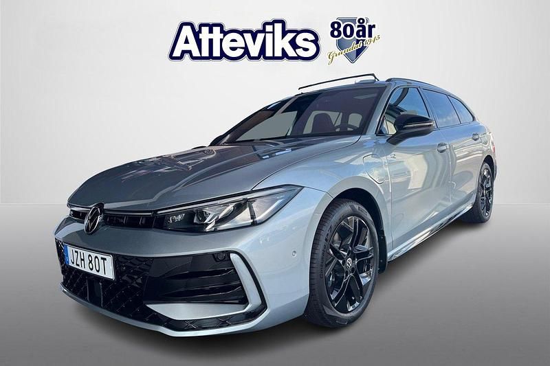 Silver (oyster silver metallic) Begagnad 2025 VW Passat R-line Kombi | 499 800 kr - Bild 1/4