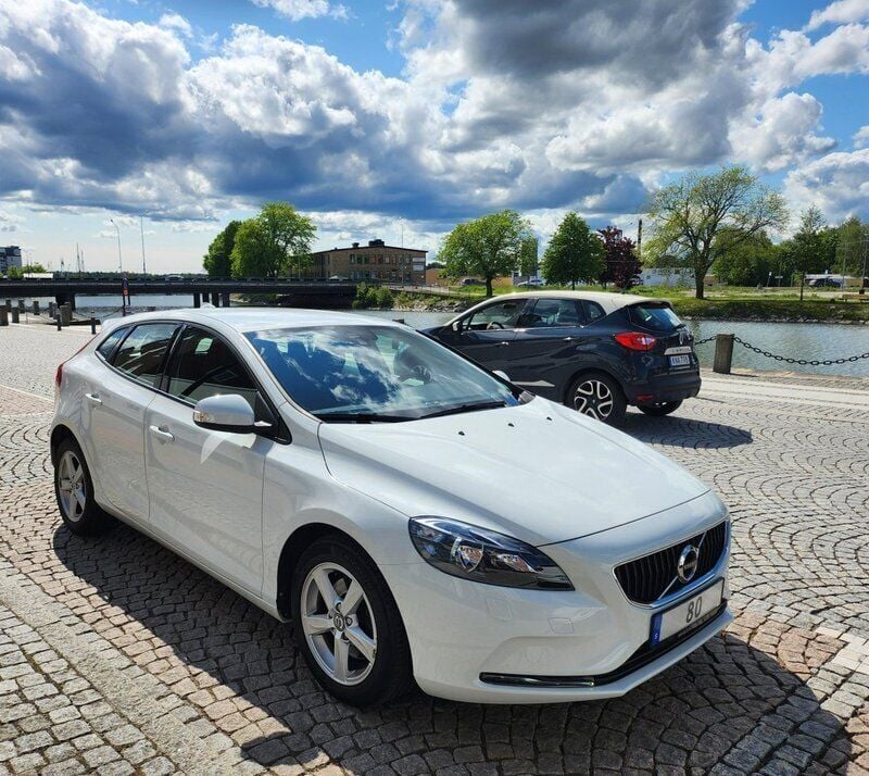 Vit Begagnad 2018 Volvo V40 Kinetic Kombi | 130 000 kr (Bra pris) - Bild 1/4