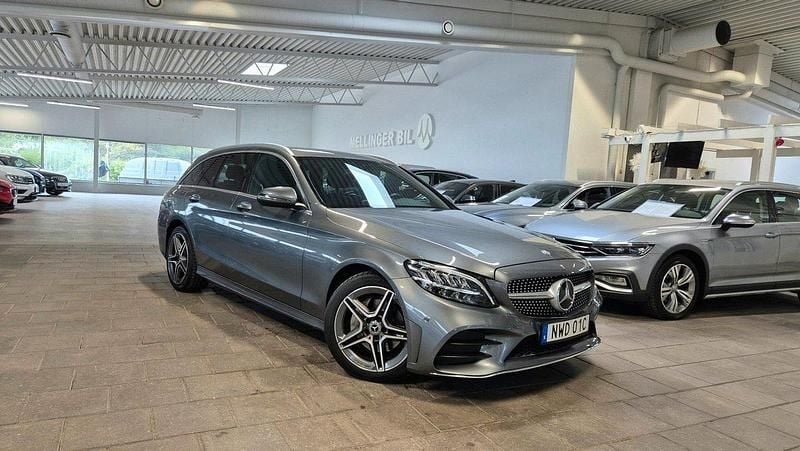 Grå Begagnad 2019 Mercedes C220 AMG line Kombi | 299 000 kr (Marknadspris) - Bild 1/4