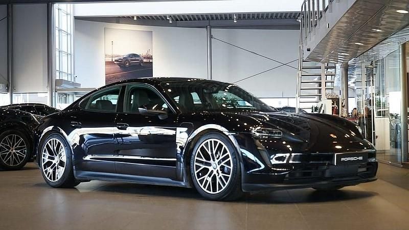Svart Begagnad 2021 Porsche Taycan Sportkupé | 599 000 kr (Superpris) - Bild 1/4