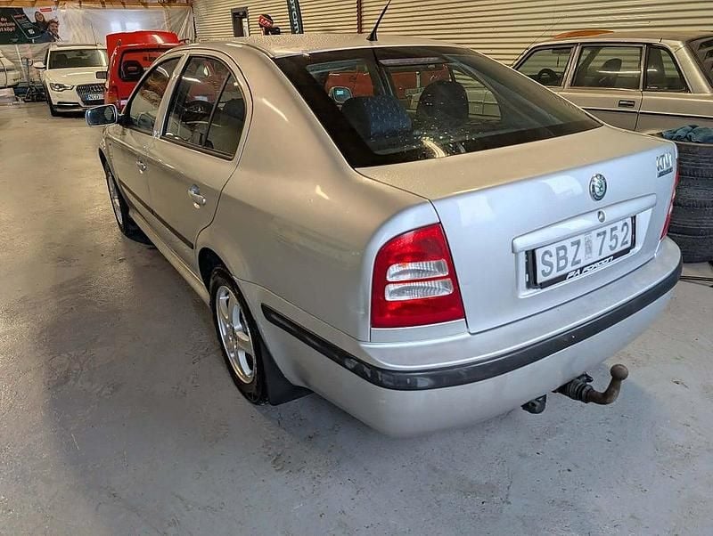 Begagnad Skoda Octavia Tour 102 HK (75 kW) 2000 Silver Halvkombi