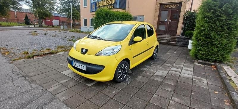Gul Begagnad 2008 Peugeot 107 Halvkombi | 19 900 kr (Marknadspris) - Bild 1/4