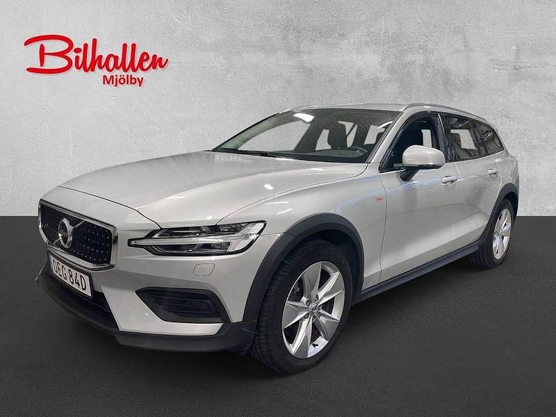 Vit Begagnad 2021 Volvo V60 CC Kombi | 344 000 kr (Marknadspris) - Bild 1/4