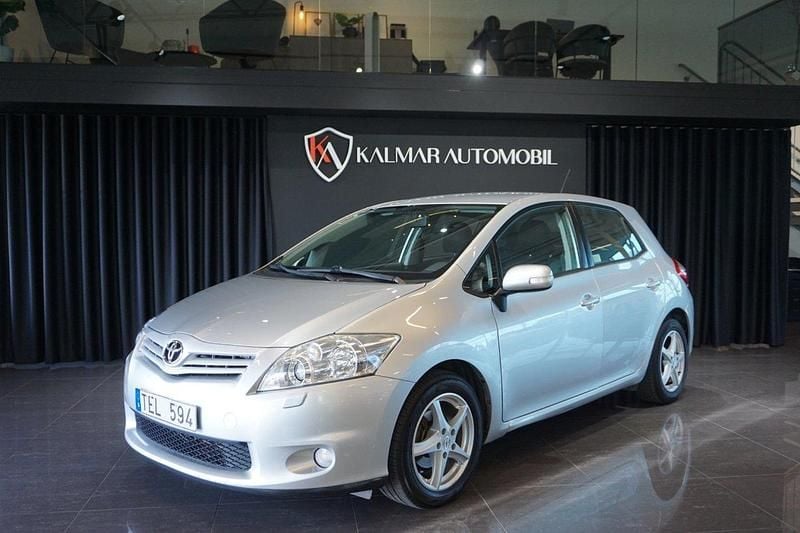 Silver Begagnad 2009 Toyota Auris Plus Halvkombi | 64 900 kr (Marknadspris) - Bild 1/4