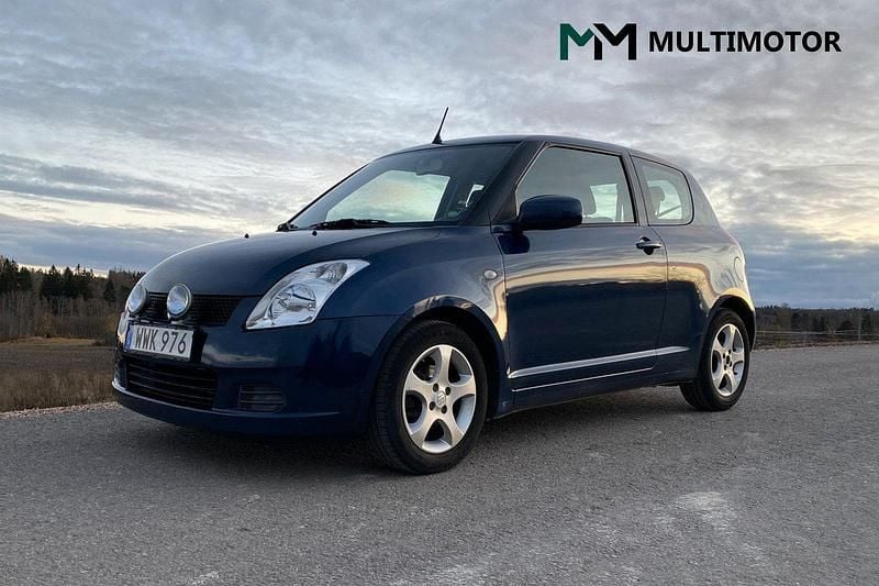 Mörkblå (blå) Begagnad 2005 Suzuki Swift Halvkombi | 34 900 kr - Bild 1/4