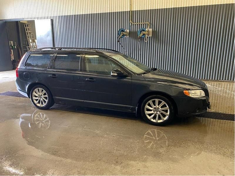 Grå Begagnad 2008 Volvo V70 Kombi | 49 999 kr (Marknadspris) - Bild 1/4