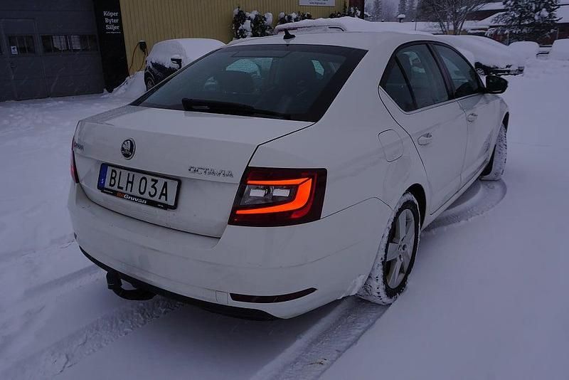 Begagnad Skoda Octavia Ambition 116 HK (85 kW) 2019 Vit Halvkombi