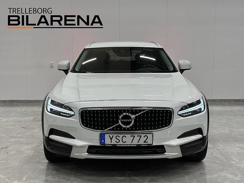 Begagnad Volvo V90 CC Momentum 190 HK (139 kW) 2018 Vit Kombi