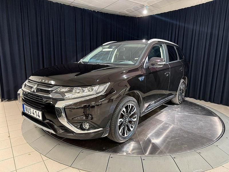 Svart metallic Begagnad 2016 Mitsubishi Outlander P-HEV SUV | 189 000 kr (Lite dyr) - Bild 1/4