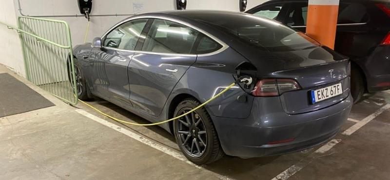 Begagnad Tesla Model 3 Long Range AWD 323 kW (440 HK) 2020 Midnight grey Sedan