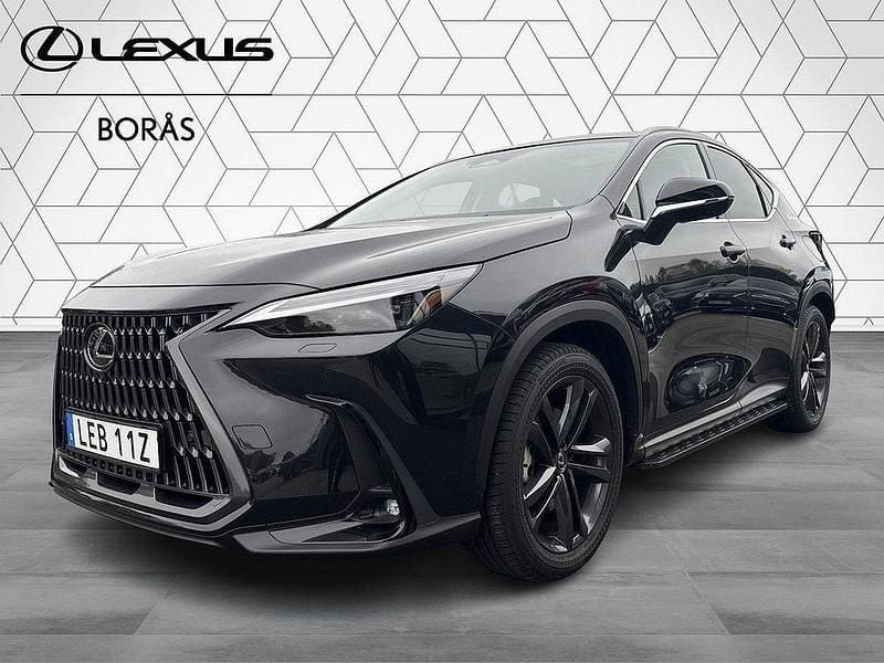 Svart Begagnad 2025 Lexus NX450h+ Executive Line SUV | 649 900 kr (Marknadspris) - Bild 1/4