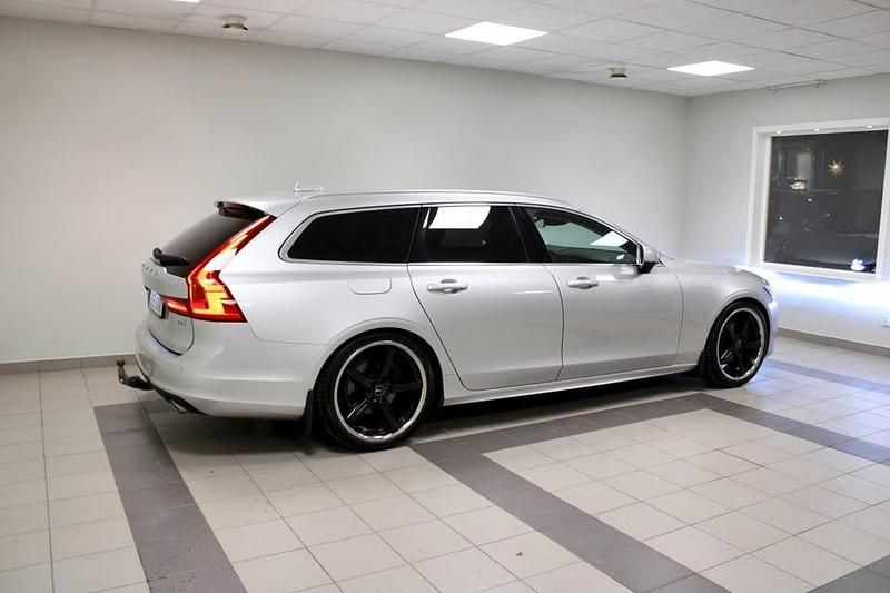Begagnad Volvo V90 Momentum 150 HK (110 kW) 2020 Silver Kombi