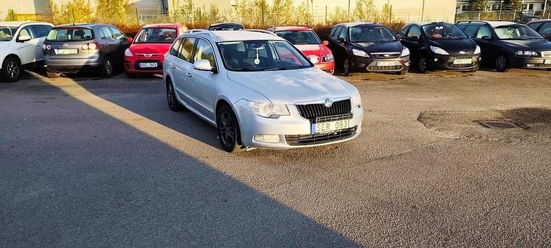 Silver Begagnad 2013 Skoda Superb Kombi | 59 900 kr (Superpris) - Bild 1/4