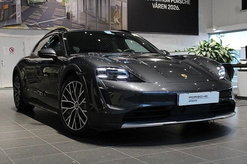 Mörkgrå (volvano grey metall) Begagnad 2022 Porsche Taycan Cross Turismo Sedan | 755 000 kr (Lite dyr) - Bild 1/4