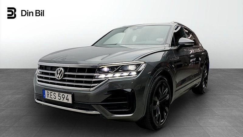 Grå Begagnad 2018 VW Touareg R-line SUV | 449 900 kr (Lite dyr) - Bild 1/4
