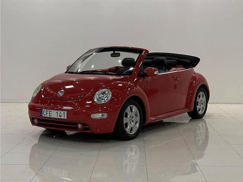 Röd Begagnad 2003 VW Beetle Cab | 69 900 kr (Marknadspris) - Bild 1/4