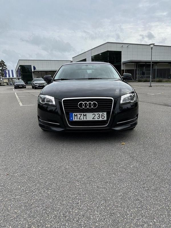 Svart Begagnad 2013 Audi A3 Sportback Attraction Halvkombi | 55 000 kr (Superpris) - Bild 1/4