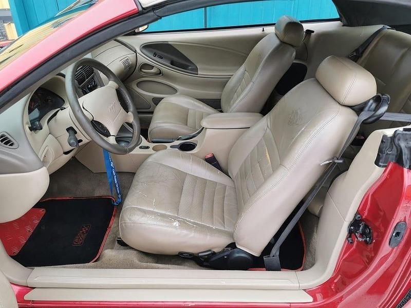 Begagnad Ford Mustang GT Convertible 264 HK (194 kW) 2001 Röd Cab