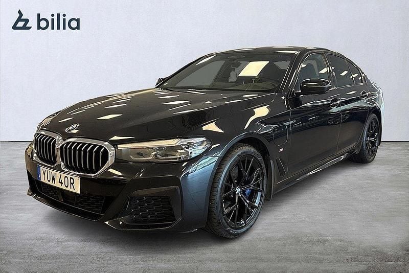 Svart Begagnad 2020 BMW 530e M Sport Sedan | 349 000 kr (Dyr) - Bild 1/4