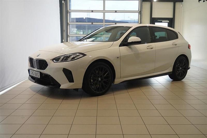 Vit Begagnad 2025 BMW 120 M Sport Halvkombi | 439 900 kr - Bild 1/4