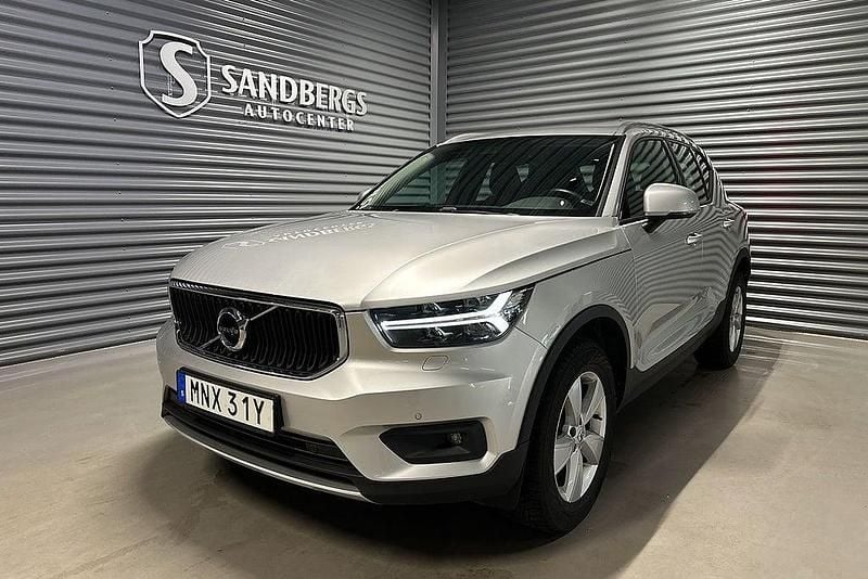 Silver Begagnad 2019 Volvo XC40 Momentum SUV | 259 500 kr (Marknadspris) - Bild 1/4
