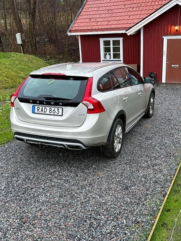 Begagnad 2017 Volvo V60 CC Kombi | 179 200 kr (Marknadspris) - Bild 1/3