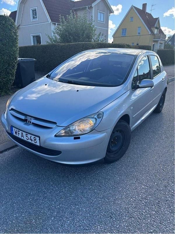 Grå Begagnad 2005 Peugeot 307 Halvkombi | 6 000 kr (Superpris) - Bild 1/4