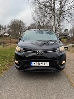 Svart Begagnad 2021 Toyota Proace City City Van | 199 000 kr (Bra pris) - Bild 1/4