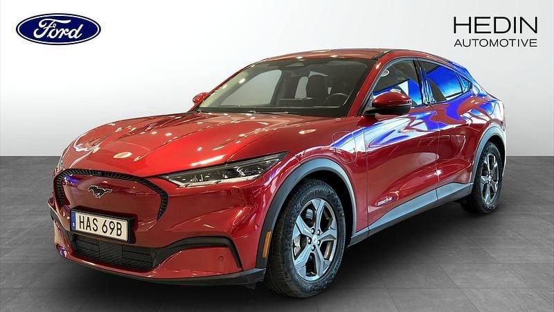 Röd (red) Begagnad 2021 Ford Mustang Mach-E SUV | 369 900 kr (Lite dyr) - Bild 1/4