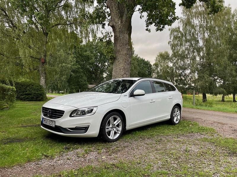 Vit Begagnad 2016 Volvo V60 Momentum Kombi | 139 000 kr (Marknadspris) - Bild 1/4