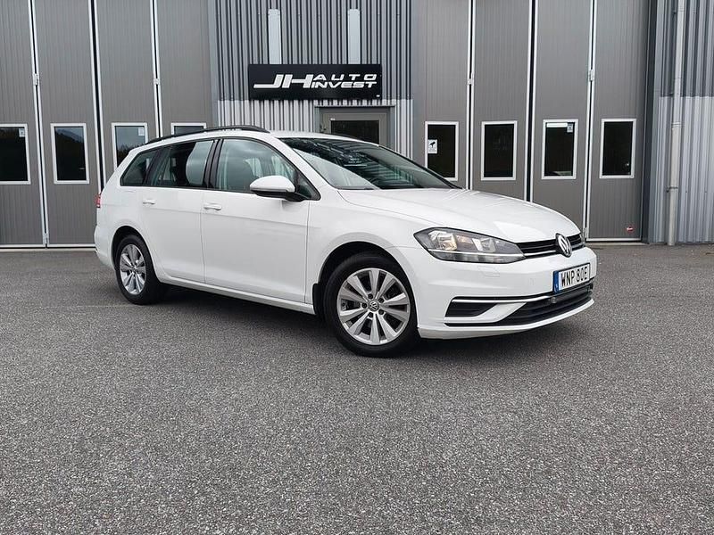 Vit Begagnad 2019 VW Golf VII Kombi | 109 900 kr (Marknadspris) - Bild 1/4