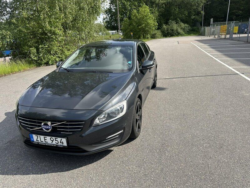 Grå Begagnad 2014 Volvo S60 Kinetic Sedan | 109 900 kr (Bra pris) - Bild 1/4