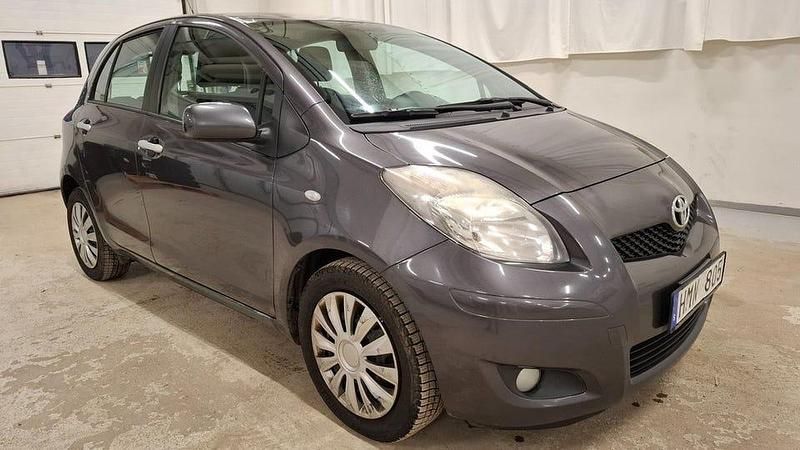 Grå Begagnad 2010 Toyota Yaris Halvkombi | 43 500 kr (Marknadspris) - Bild 1/4