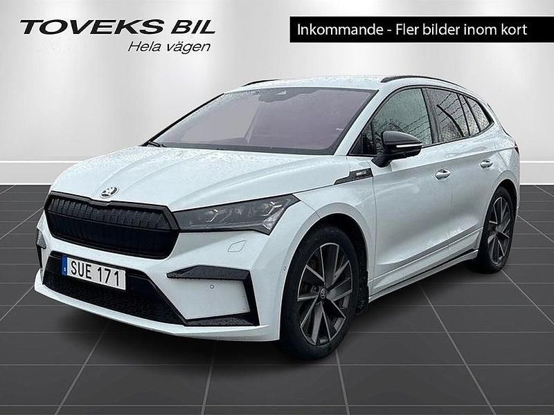 Vit (moon white metallic) Begagnad 2022 Skoda Enyaq iV SportLine SUV | 304 900 kr (Lite dyr) - Bild 1/4
