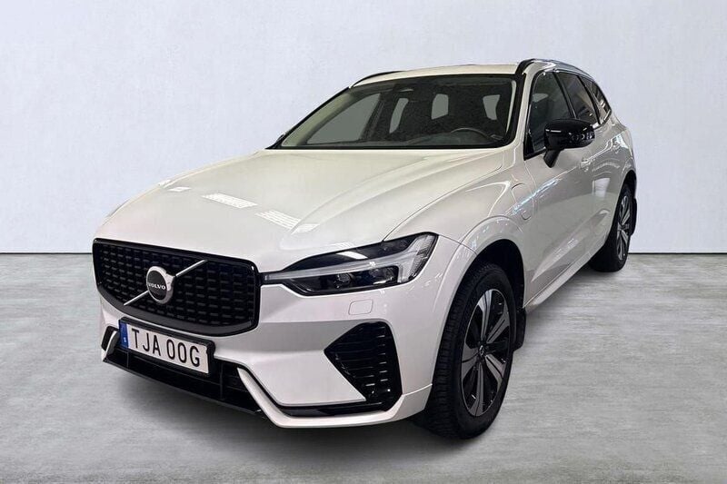 Vit Begagnad 2023 Volvo XC60 Plus SUV | 509 000 kr (Marknadspris) - Bild 1/4