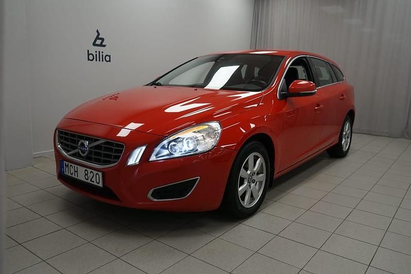 Röd Begagnad 2012 Volvo V60 Momentum Kombi | 84 900 kr (Marknadspris) - Bild 1/3