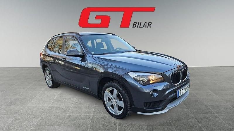 Grå Begagnad 2014 BMW X1 SUV | 99 900 kr (Marknadspris) - Bild 1/4
