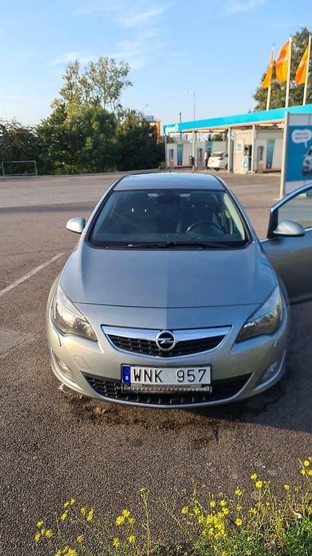 Grå Begagnad 2011 Opel Astra Halvkombi | 33 000 kr (Marknadspris) - Bild 1/4