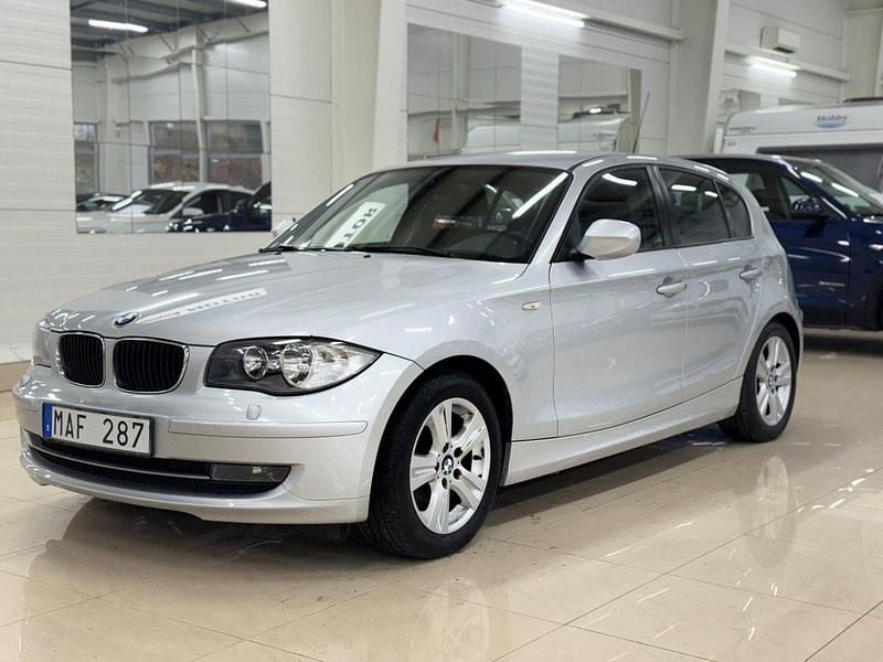 Ljusgrå (grå) Begagnad 2010 BMW 116 Advantage Halvkombi | 63 900 kr (Marknadspris) - Bild 1/4