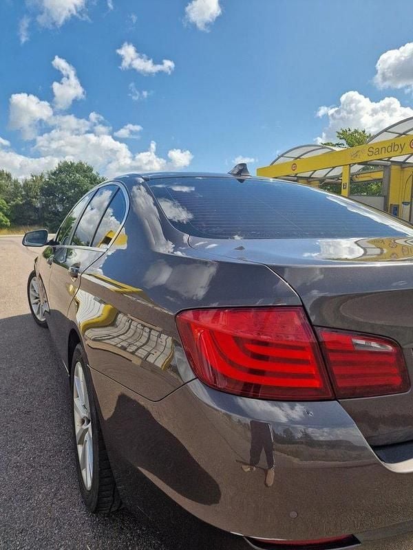 Brun Begagnad 2011 BMW 520 Sedan | 69 900 kr (Superpris) - Bild 1/4