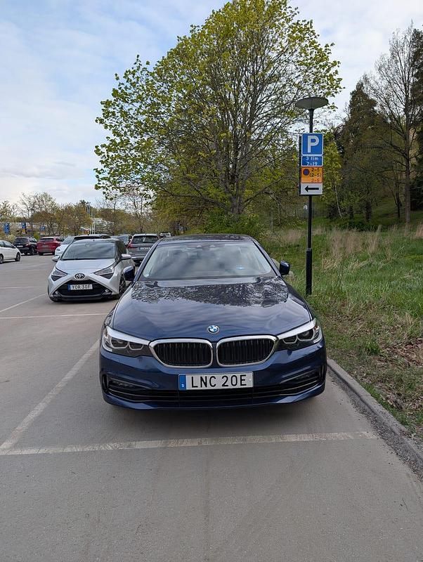 Begagnad 2020 BMW 530 iPerformance Sedan | 320 000 kr (Superpris) - Bild 1/4