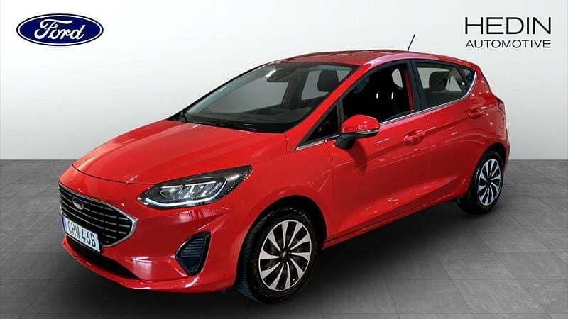 Röd (red) Begagnad 2022 Ford Fiesta Titanium Halvkombi | 159 900 kr (Marknadspris) - Bild 1/4