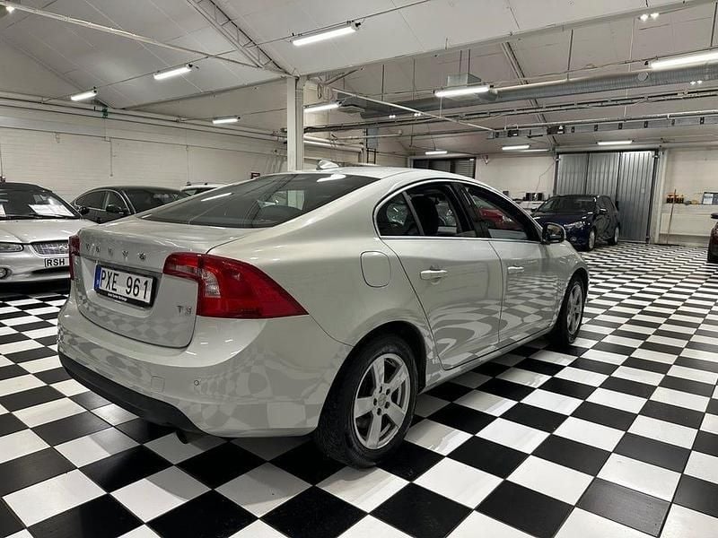 Begagnad Volvo S60 Momentum 150 HK (110 kW) 2012 Vit Sedan