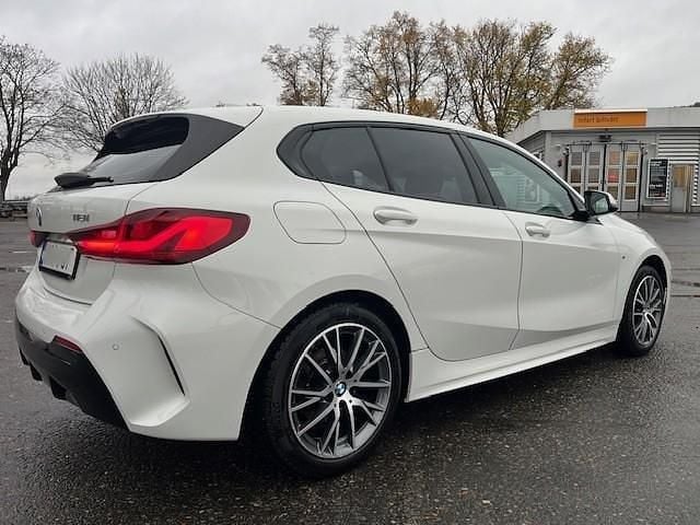 Vit Begagnad 2020 BMW 118 M Sport Halvkombi | 239 000 kr (Marknadspris) - Bild 1/4