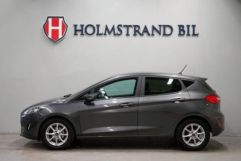 Grå Begagnad 2019 Ford Fiesta Trend Halvkombi | 159 900 kr (Marknadspris) - Bild 1/4