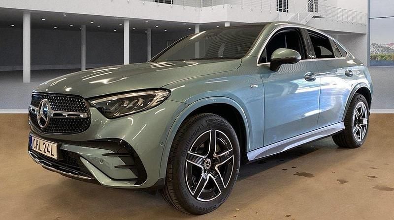 Grön (verdesilver metallic) Begagnad 2024 Mercedes GLC300e AMG Sportkupé | 779 000 kr (Marknadspris) - Bild 1/2