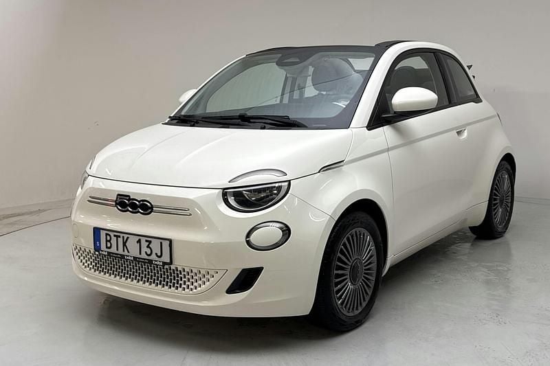 Vit Begagnad 2022 Fiat 500e Cab | 159 000 kr (Superpris) - Bild 1/4