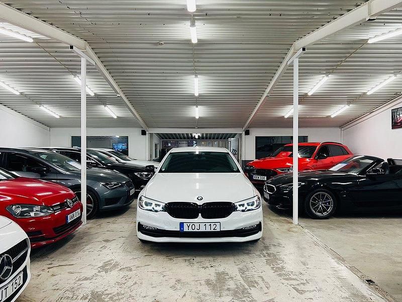 Vit Begagnad 2017 BMW 520 Sedan | 269 900 kr (Dyr) - Bild 1/4