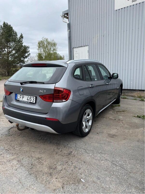 Grå Begagnad 2011 BMW X1 SUV | 75 000 kr (Superpris) - Bild 1/4